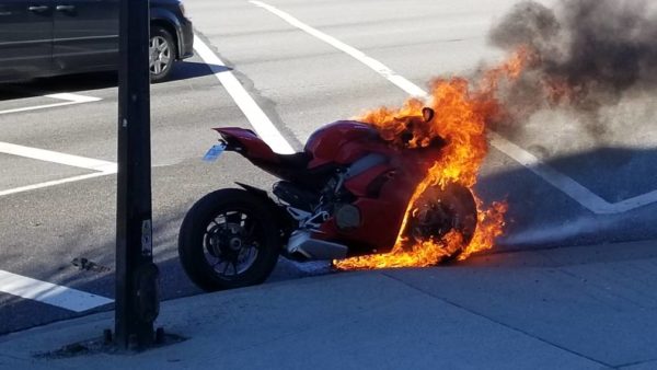 New Ducati Panigale V4 S Terbakar di Lampu Merah Satu Jam Kemudian Diganti Motor Baru Oleh Ducati