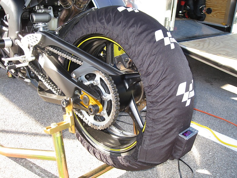 Suhu Ban MotoGP 120 Derajat, Bisa untuk Merebus Air? 1 tyre warmer (penghangat ban)