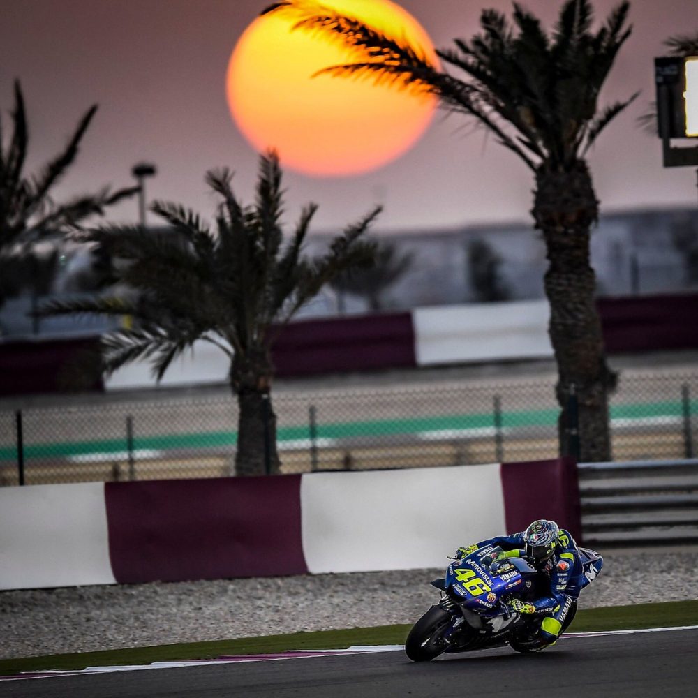 Foto- Foto Rider MotoGP dengan Background Sunset Qatar, Adem Bro ! 10 Valentino Rossi Qatar sunset