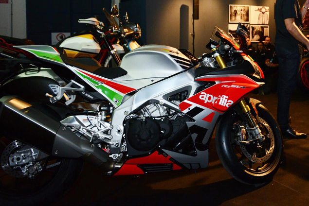 Ini Motor Sport Produksi Massal Pertama di Dunia Yang Pakai Winglet, Cuma 100 Unit ! 1 Aprilia RSV4 RF LE