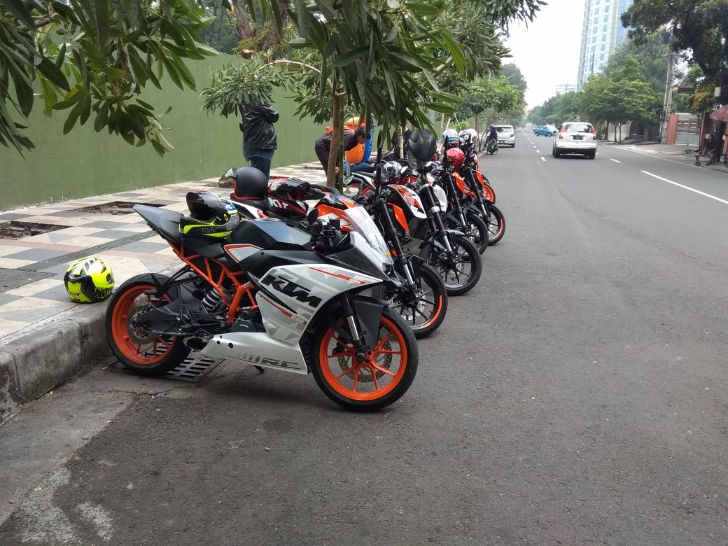 KTM 'Orange Ride' Surabaya Touring Perdana ke Pacet Mojokerto 2 KTM Orange Ride perdana KTM Surabaya 1