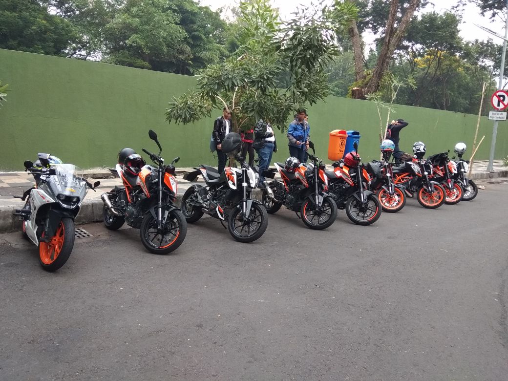KTM 'Orange Ride' Surabaya Touring Perdana ke Pacet Mojokerto 1 KTM Orange Ride perdana KTM Surabaya