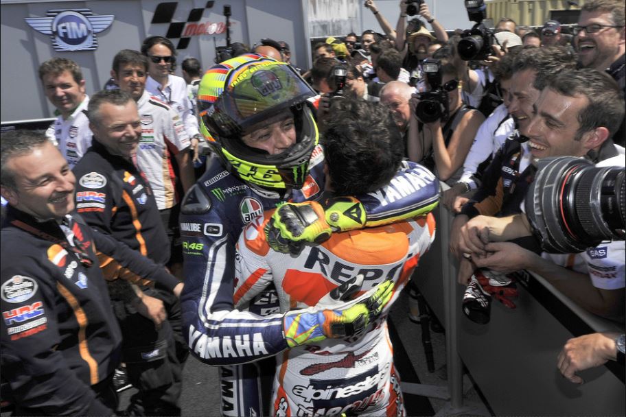 Berharap Dua Orang Ini Podium di Austin dan Berpelukan, Setuju ? 3 Marc marquez dan Valentino Rossi Berpelukan 2