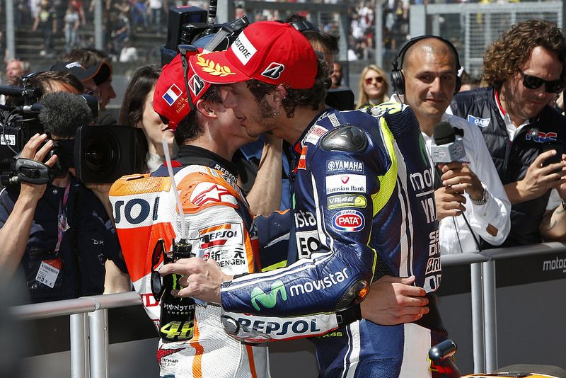 Berharap Dua Orang Ini Podium di Austin dan Berpelukan, Setuju ? 1 Marc marquez dan Valentino Rossi Berpelukan