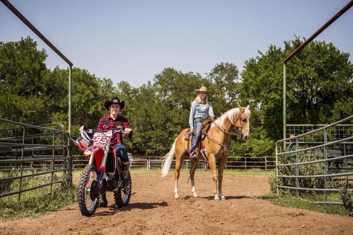Video Marc Marquez Geber Honda CRF450 Lawan Cewek Naik Kuda Liar 1