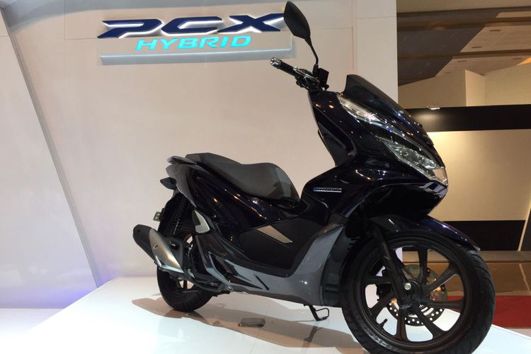 Kamu Pilih Mana, Yamaha NMAX atau Honda PCX ? 2 honda pcx hybrid di IIMS 2018