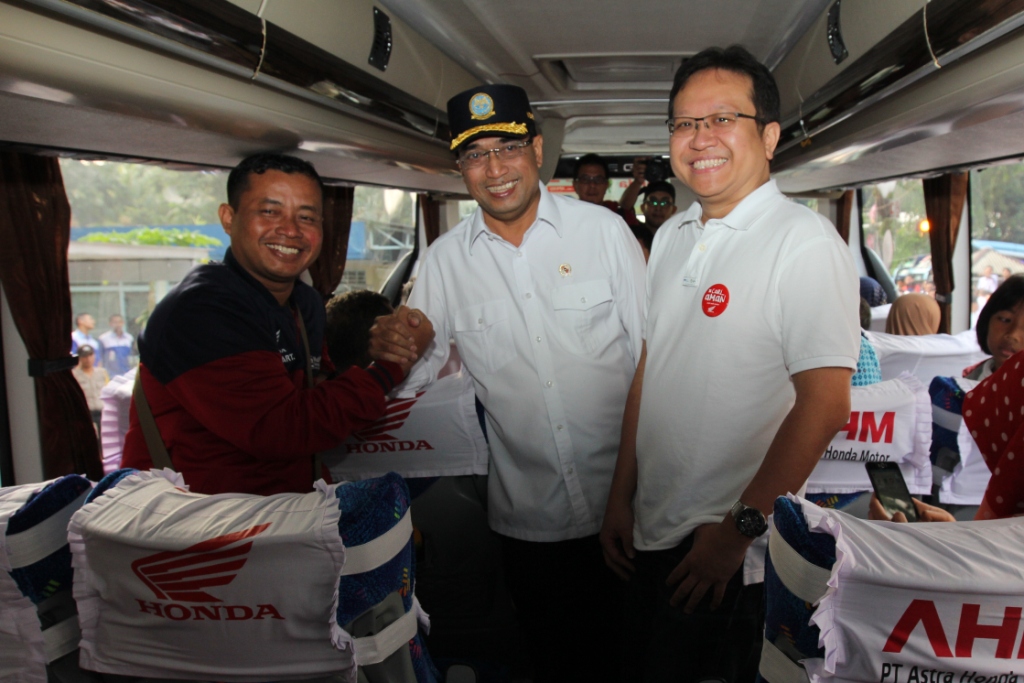 2.625 Konsumen Setia Honda Mudik Bareng AHM 2 Menteri Perhubungan di dampingi bpk Thomas Wijaya Direktur Pemasaran AHM berbincan dengan salah seorang pemudik didalam bus