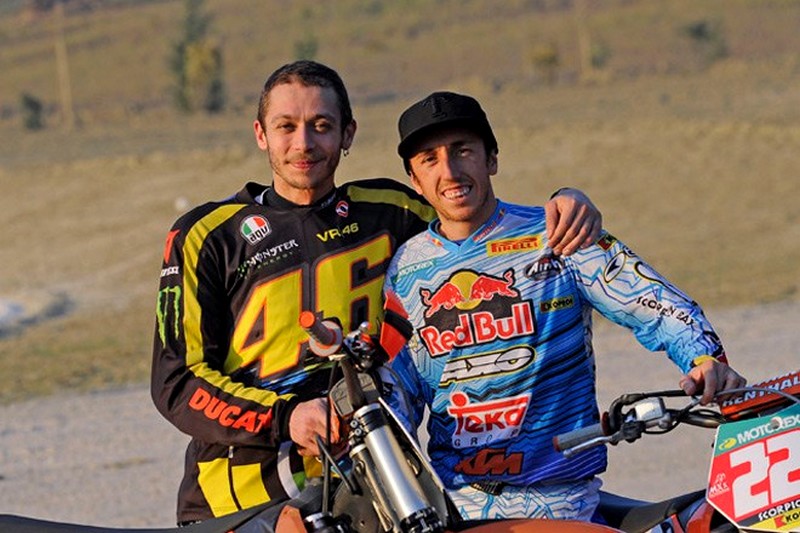 Tony Cairoli menantang Valentino Rossi