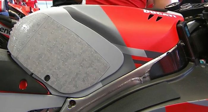 Jorge Lorenzo dan Valentino Rossi Kenapa Lebih Kencang ? 2 tangki Ducati Lorenzo