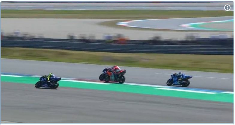 Valentino Rossi mnelebar di Assen