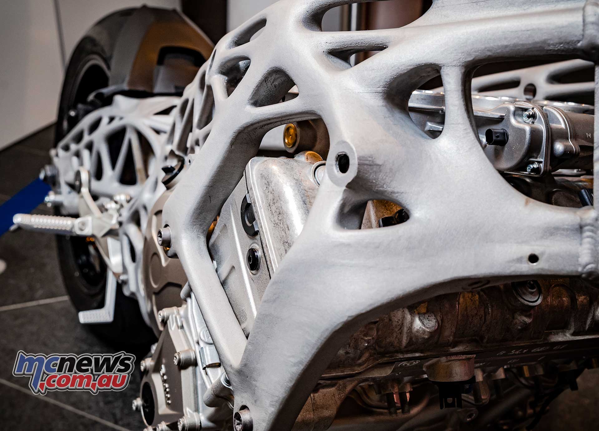 BMW Pamer Motor yang Dibuat dari Printer 3D 2 3D Printed Motorcycle Frame BMW