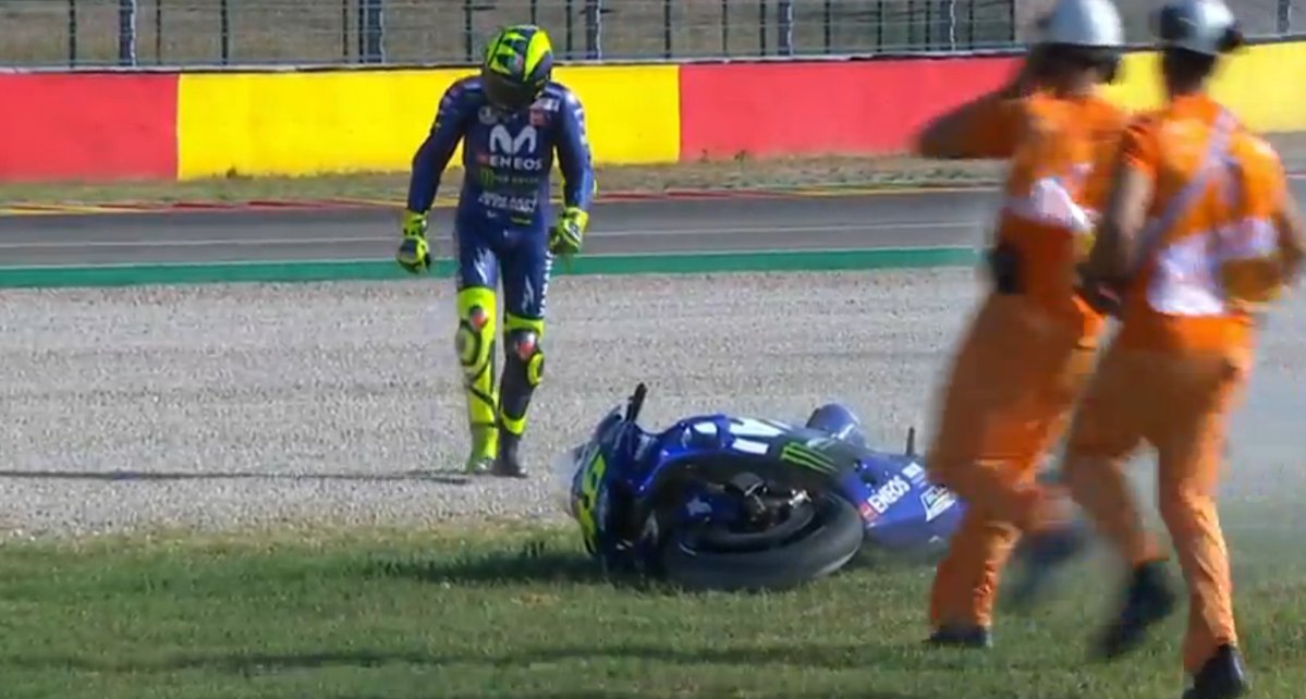 Valentino Rossi jatuh