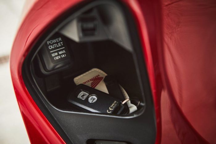 Inilah 4 Kelemahan Honda Vario 150 2 fitur ac socket