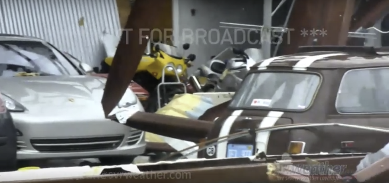 Badai Michael Serang Florida, Garasi Berisi Koleksi Mobil Klasik Rusak 2 garasi mobil klasik rusak
