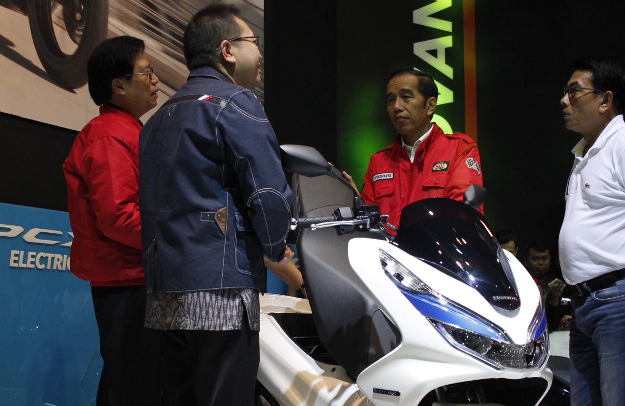 Presiden Joko Widodo Sambangi Booth Honda di IMOS 2018 1 4c0d1e95 ef3d 4fdc 91e1 7c262933d330