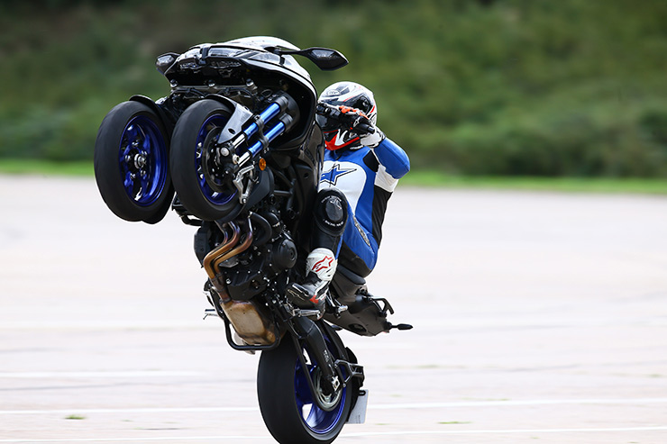 Yamaha Niken Moge Roda 3 yang Bikin Baper 2 Wheelie yamaha niken