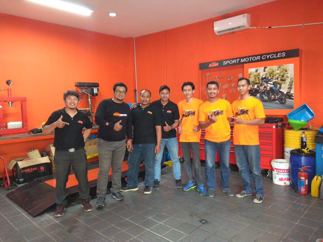KTM Adakan KTM Orange Care di KTM Semarang 1