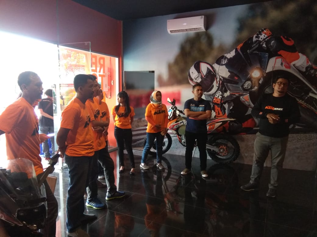KTM Adakan KTM Orange Care di KTM Semarang 2