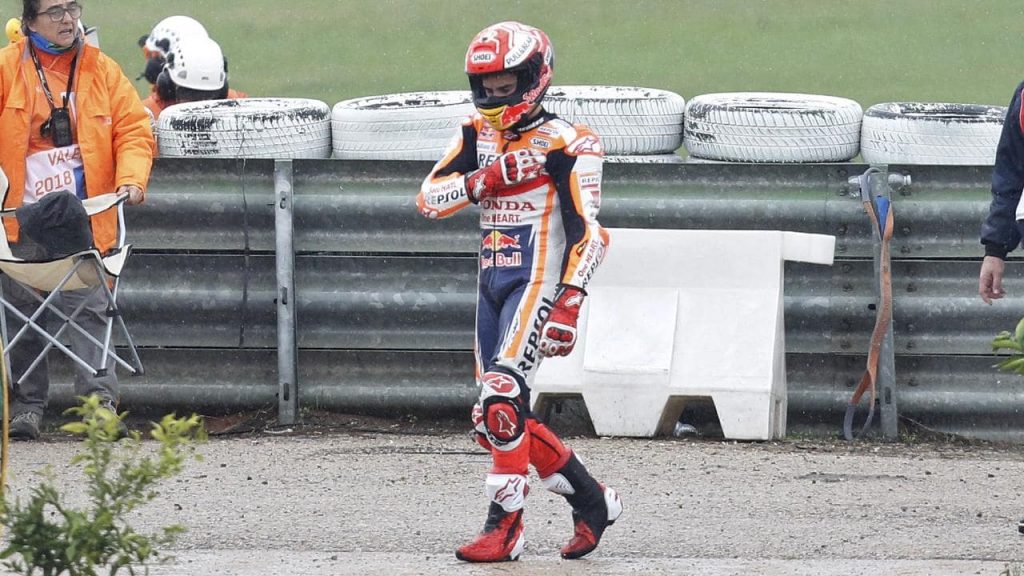 Jatuh dan Alami Dislokasi Bahu, Marquez Salahkan Kondisi Lintasan Jerez! 3 Marc Marquez crash