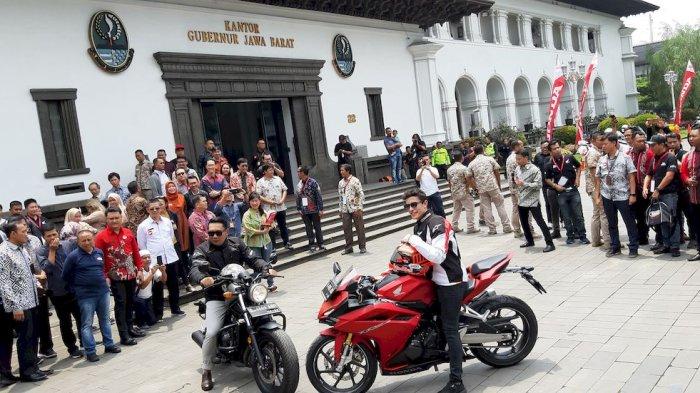 Cerita Marquez Jalan-jalan Keliling Bandung Naik Bandros 1 gubernur jawa barat dan marc marquez di halaman gedung sate bandung