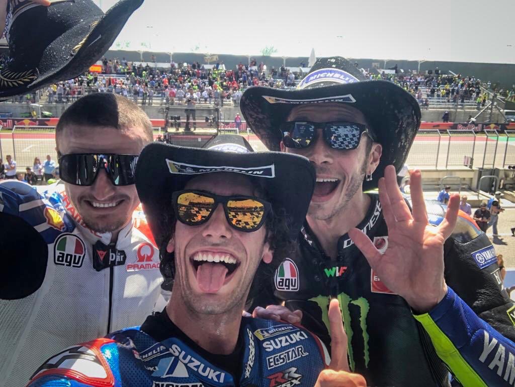 Alex Rins Menunggu Valentino Rossi Lakukan Kesalahan Kecil dan Lihatlah yang Terjadi ! 2 Marquez Jatuh Rossi Kedua Alex Rins Juara MotoGP Austin 3