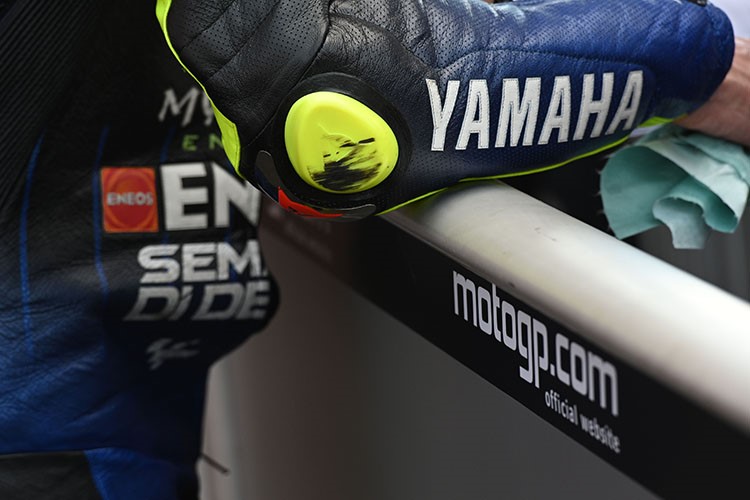 Valentino Rossi Menyamai Gaya Ekstrem Marquez Saat Menikung