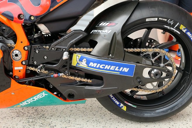 Inilah Beda Swing Arm Serat Karbon dan Aluminium Berlapis serat Karbon KTM RC 16 1 Swing Arm Full karbon KTM RC16