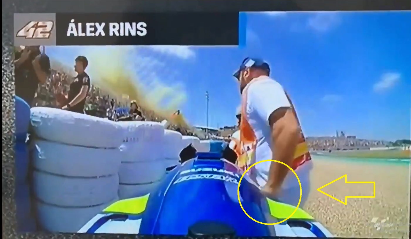 Tertangkap Kamera Seorang Marshal Sirkuit Jerez Mencuri Sesuatu dari Motor Alex Rins 1