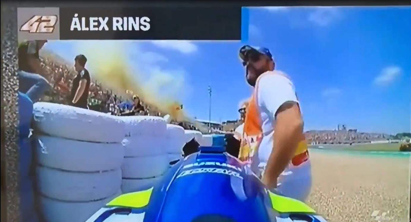 Tertangkap Kamera Seorang Marshal Sirkuit Jerez Mencuri Sesuatu dari Motor Alex Rins 2
