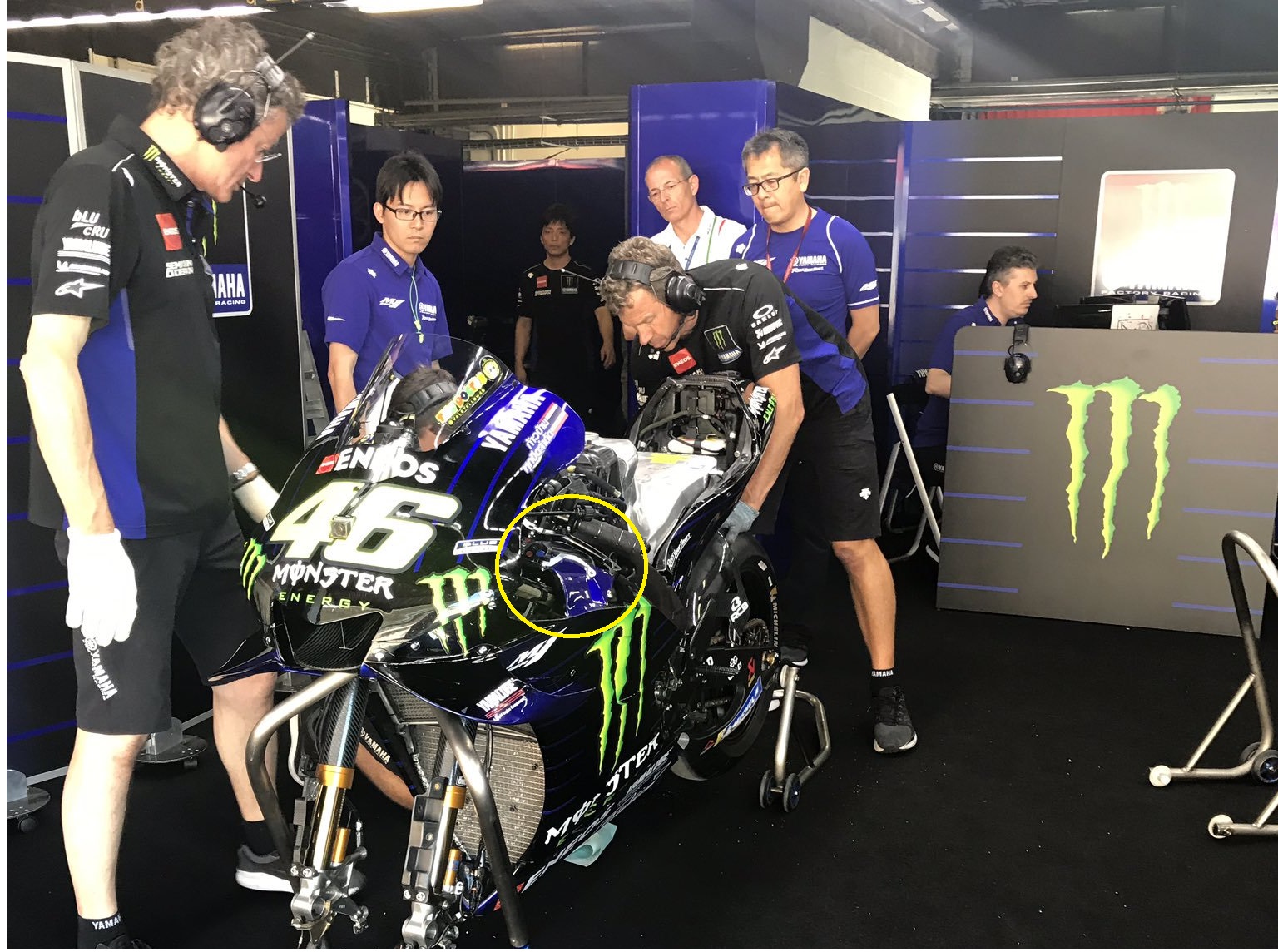 M1 Rossi menggunakan versi lain dari tuas rem belakang pada setang