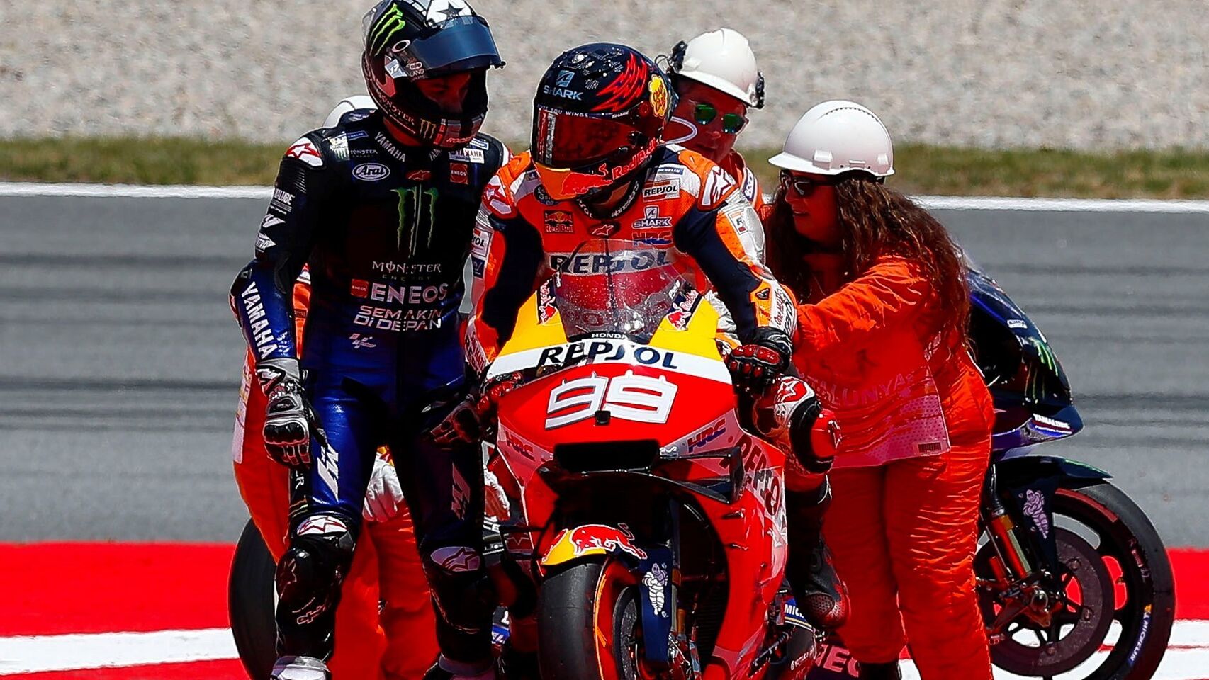 Gesture 'Provokatif' Vinales Terhadap Lorenzo, Apa Kira-kira Dialog di Foto Itu ? 3 Gesture 'Provokatif' Vinales terhadap Lorenzo