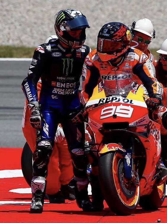 Gesture 'Provokatif' Vinales Terhadap Lorenzo, Apa Kira-kira Dialog di Foto Itu ? 2 Gesture 'Provokatif' Vinales terhadap Lorenzo