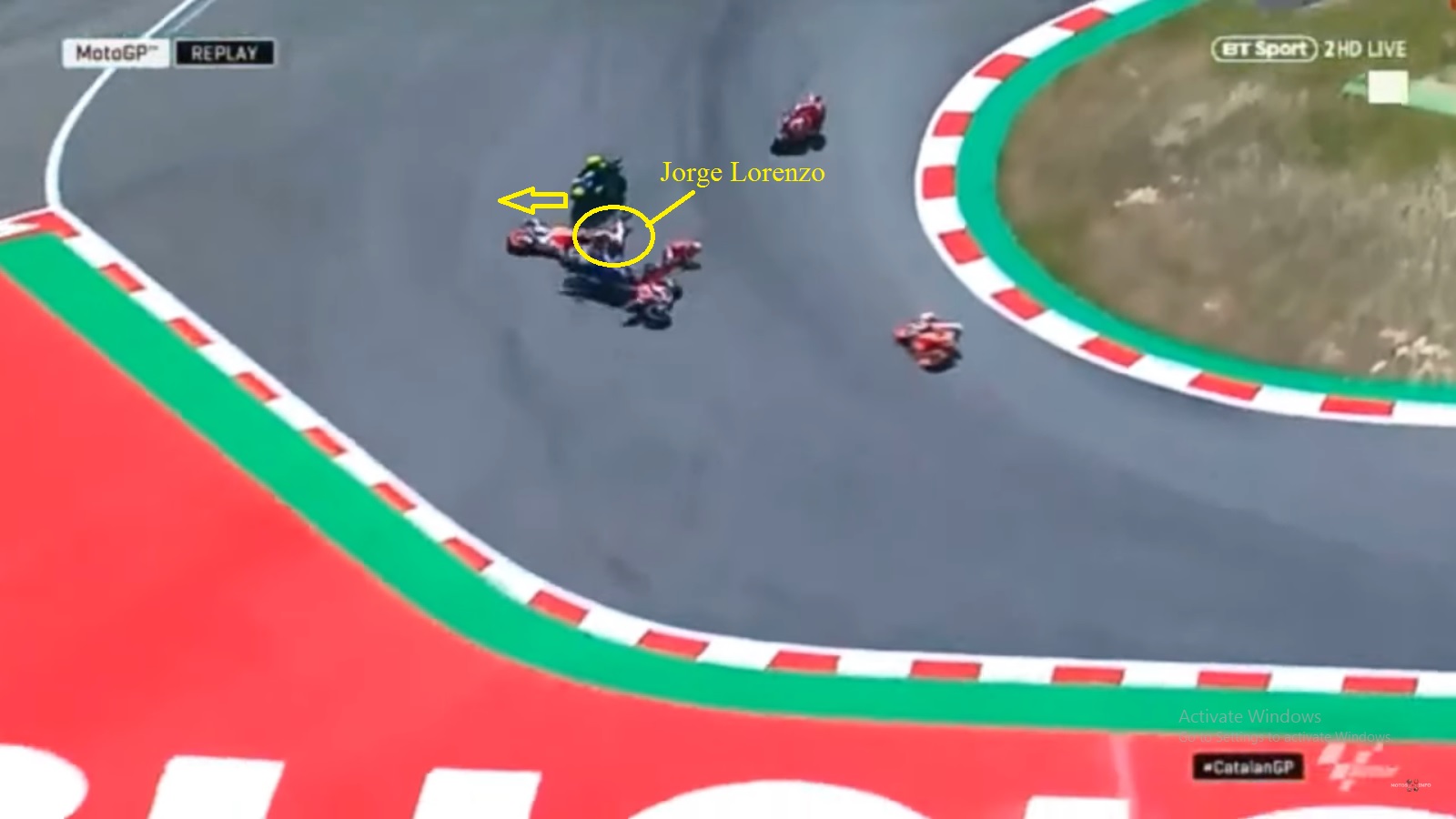 Valentino Rossi Pilih Jatuh Karena Selamatkan Nyawa Jorge