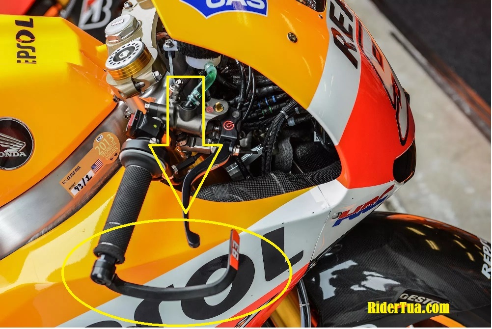 Tidak Tersorot Kamera, Pelindung Rem Motor Marc Copot, Kena Swing Arm Dovi di Last Corner! 2 Front brake lever guard Honda Marc Marquez