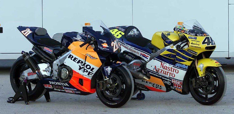 Valentino Rossi: Pembalap 500cc yang Tersisa dari Nastro Azzurro ke Petronas! 2 Honda RC211V 990cc 4T vs Honda NSR 500cc 2T