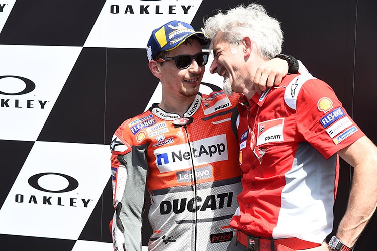 Lorenzo Bisik-bisik Minta 'Kursi' ke Gigi Dall'Igna Secara Pribadi 3 Lorenzo Gigi