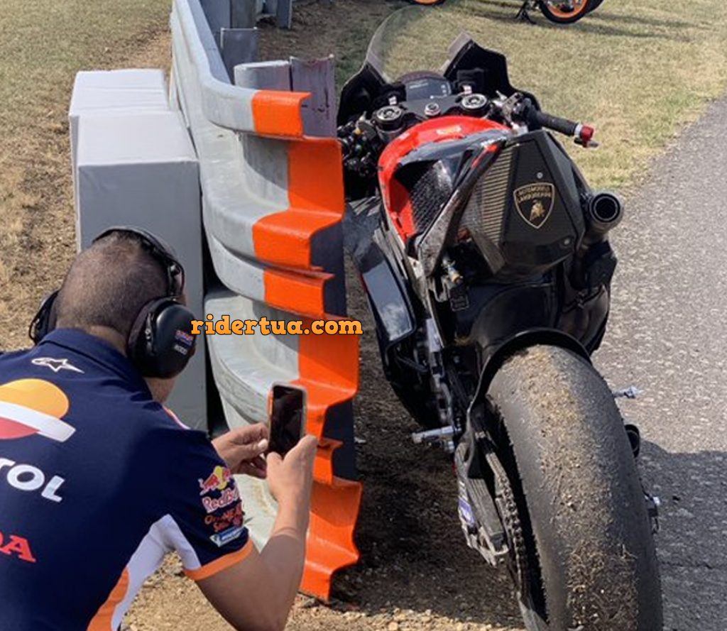 'Baju Merah' Mengamati Motor Honda di GP Thailand ! 2 Motor Ducati Bagnaia Jatuh di FP1 Kok Dimata matai Oleh Tim Honda