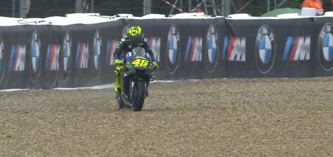 Rossi keluar lintasan
