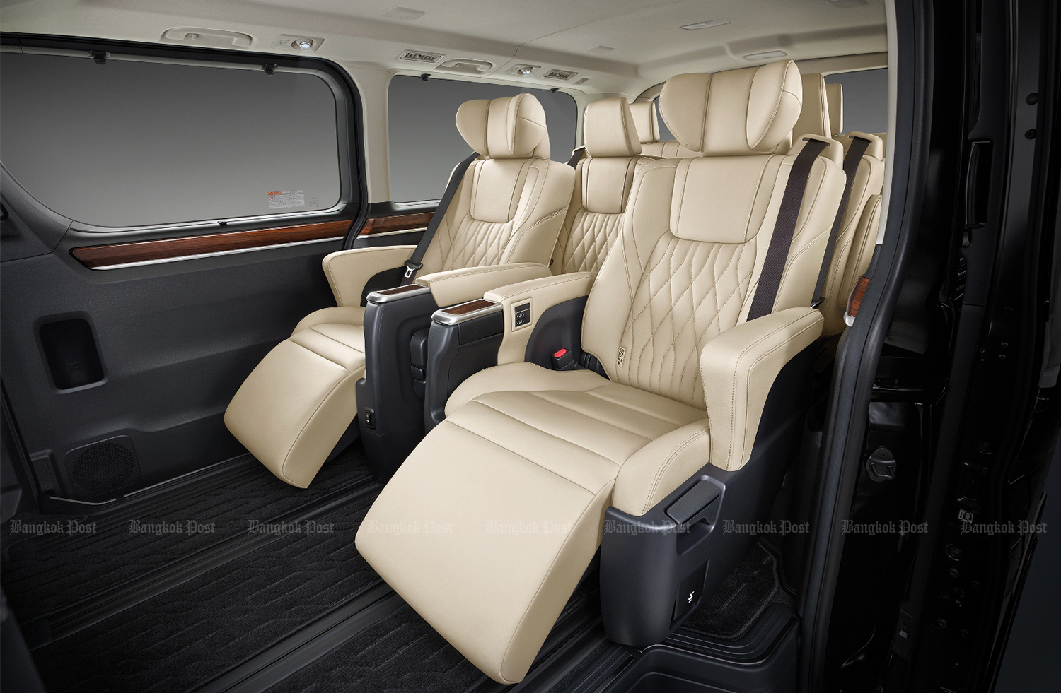 Toyota Merilis Majesty, MPV Mewah Kembaran HiAce 2 Toyota Majesty Captain Seat
