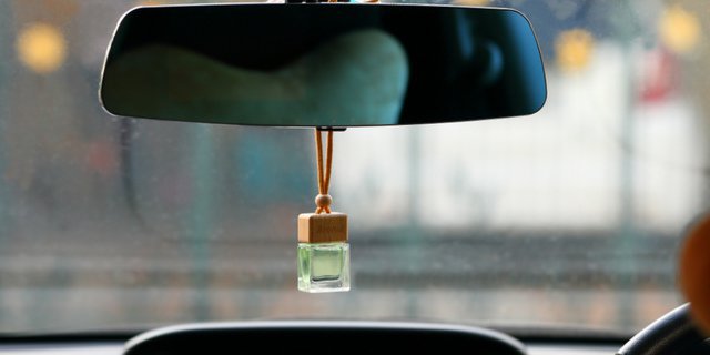 gantung pewangi di mobil bisa didenda rp17 juta 1908197