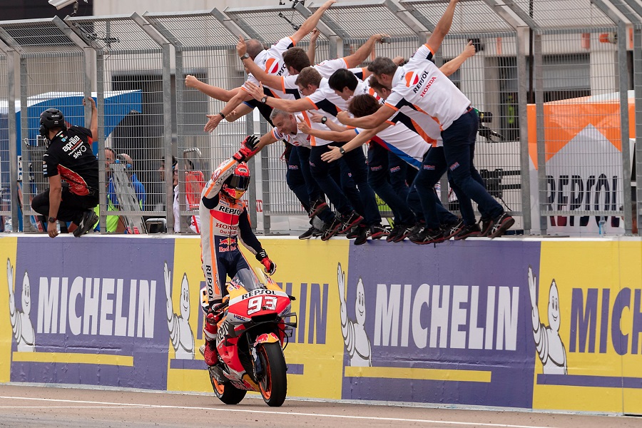 So Sweet! Marquez Dapat Ciuman Selamat dari Ibunya Roser Alenta di Sirkuit Aragon ! 2 Marc Marquez Aragon 1