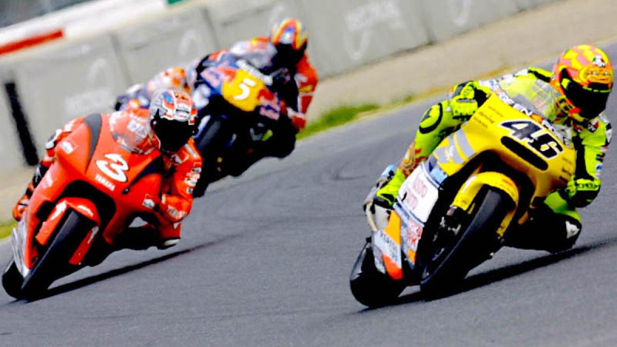 Dulu Rossi Menunggu Lawan di Dua Lap Terakhir, Sengaja Ajak Duel Demi Tontonan Greget ! 2 Valentino Rossi 2001 Suzuka