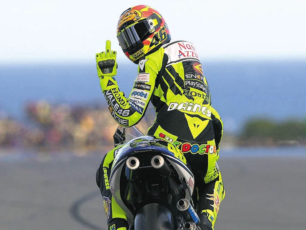 Dulu Rossi Menunggu Lawan di Dua Lap Terakhir, Sengaja Ajak Duel Demi Tontonan Greget ! 4 Valentino Rossi Acungkan jari tengah