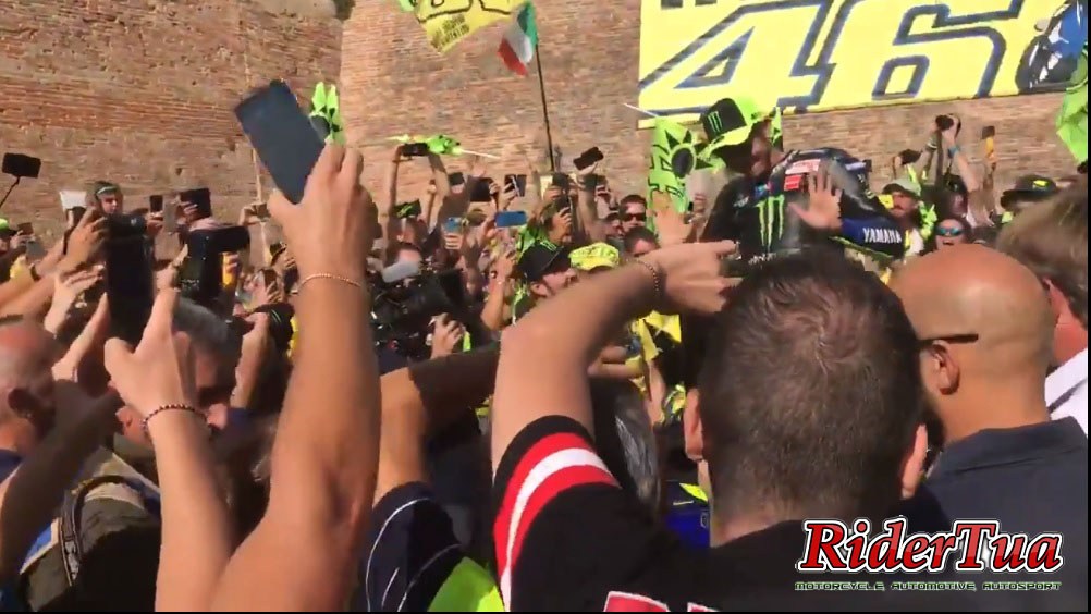 Valentino Rossi Berangkat dari Rumah ke Sirkuit 3