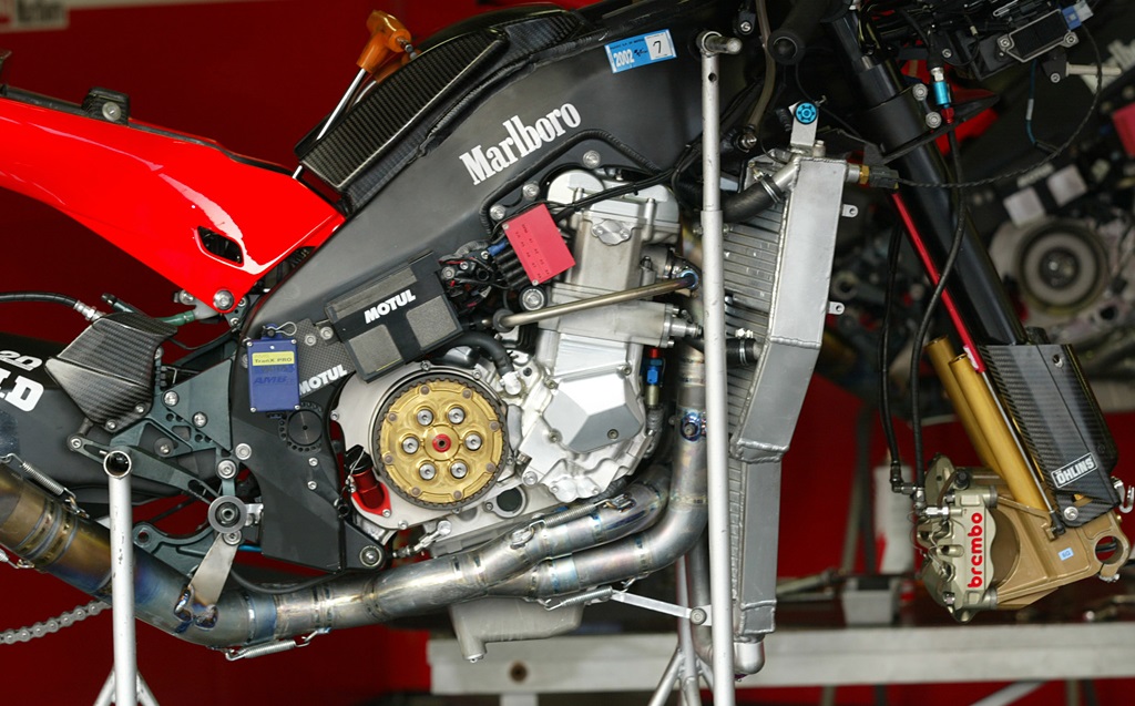 Uniknya Yamaha YZR-M1 Tahun 2002, Masih Pakai Karburator Jadul ! 3 YZR M1 0WM1 2002 2