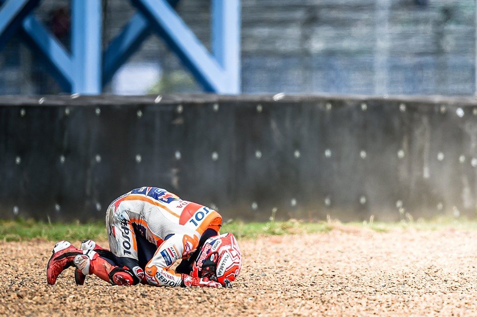 Foto-foto Crash Marc Marquez di GP Thailand, Ngeri ! 5 Marc Marquez Crash Thailand 3