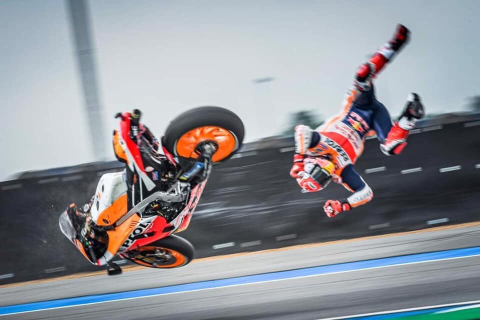Foto-foto Crash Marc Marquez di GP Thailand, Ngeri ! 1 Marc Marquez Crash Thailand