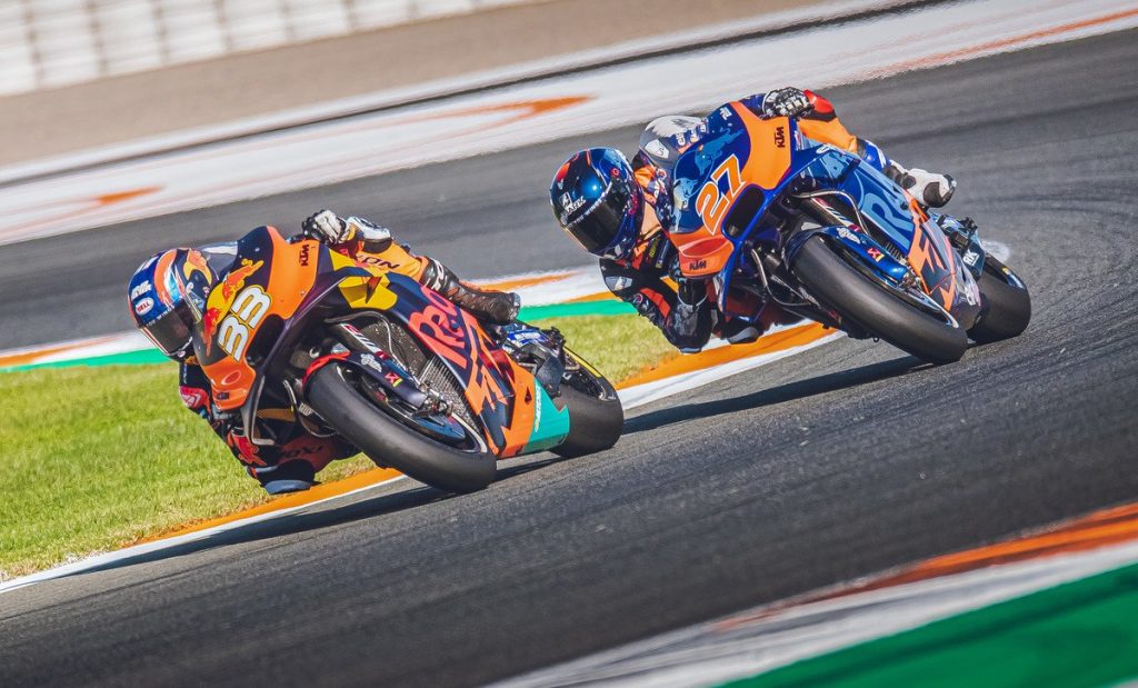 Tak Muluk-muluk, KTM Jadikan Suzuki Sebagai Benchmark atau Patokan 2 Dua-Banteng-Redbull-KTM Brad Binder- Iker Lecuona