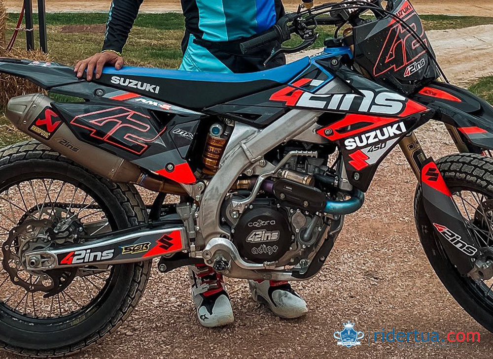Tunggangi Suzuki RM-Z450, Alex Rins Turun di '100Km of the Champions' Valentino Rossi 3 Suzuki RMZ 450 Alex Rins