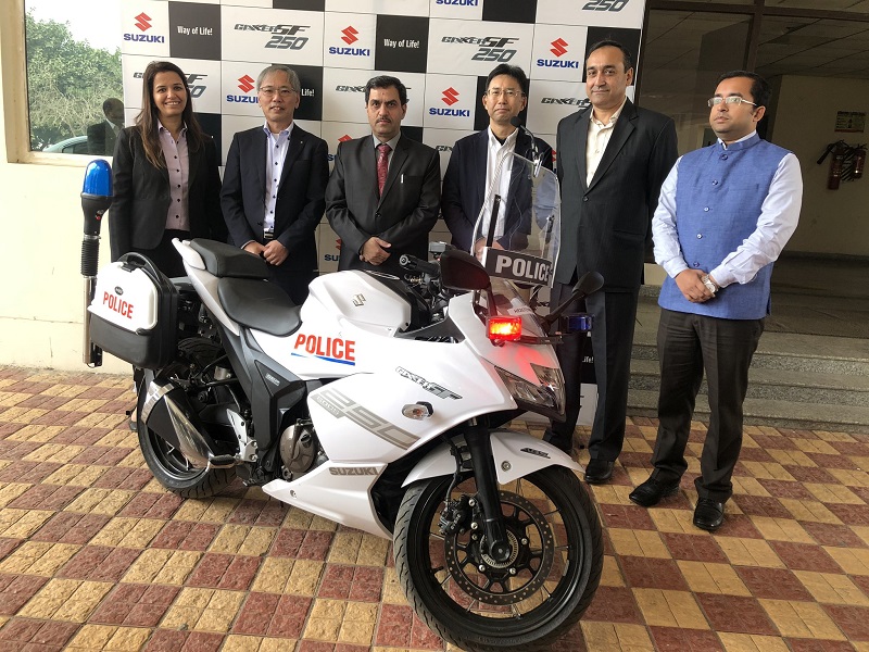 Kepolisian India Gunakan Suzuki Gixxer SF 250 Sebagai Motor Patrolinya 3 Kepolisian India Gunakan Suzuki Gixxer SF 250 Sebagai Motor Patrolinya 2